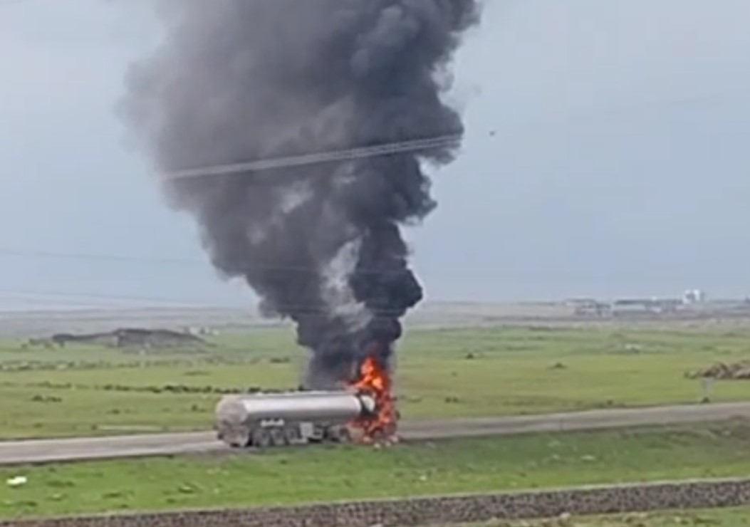 Cizre’de seyir halindeki tır alev topuna döndü
