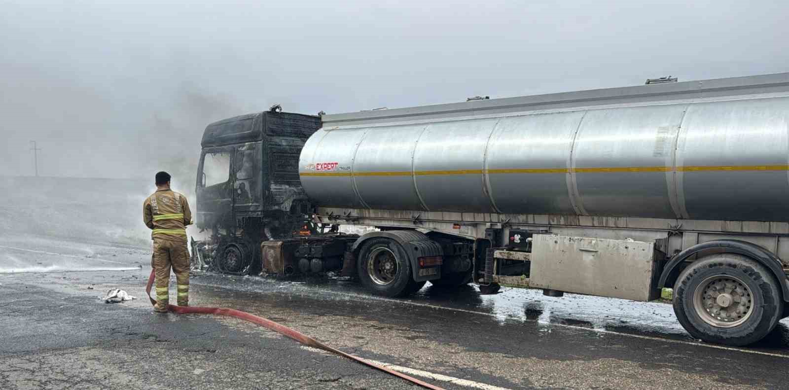Cizre’de seyir halindeki tır alev topuna döndü
