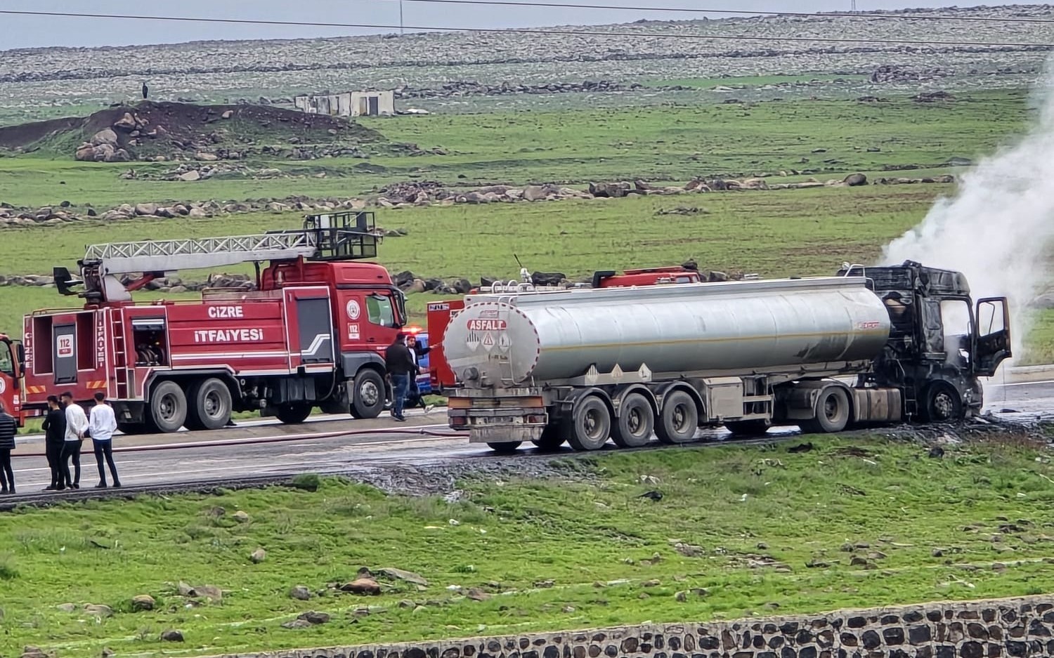 Cizre’de seyir halindeki tır alev topuna döndü
