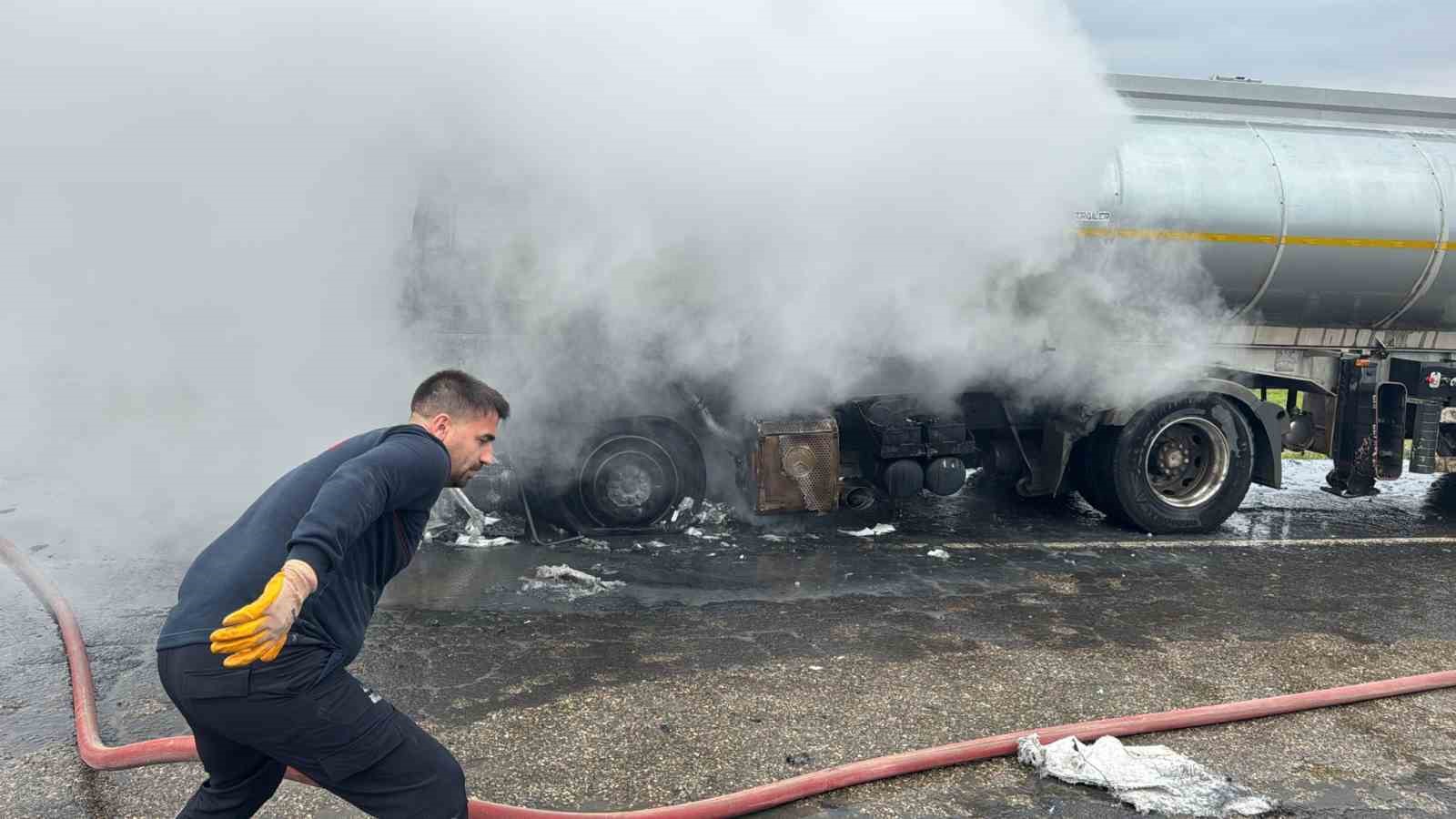 Cizre’de seyir halindeki tır alev topuna döndü
