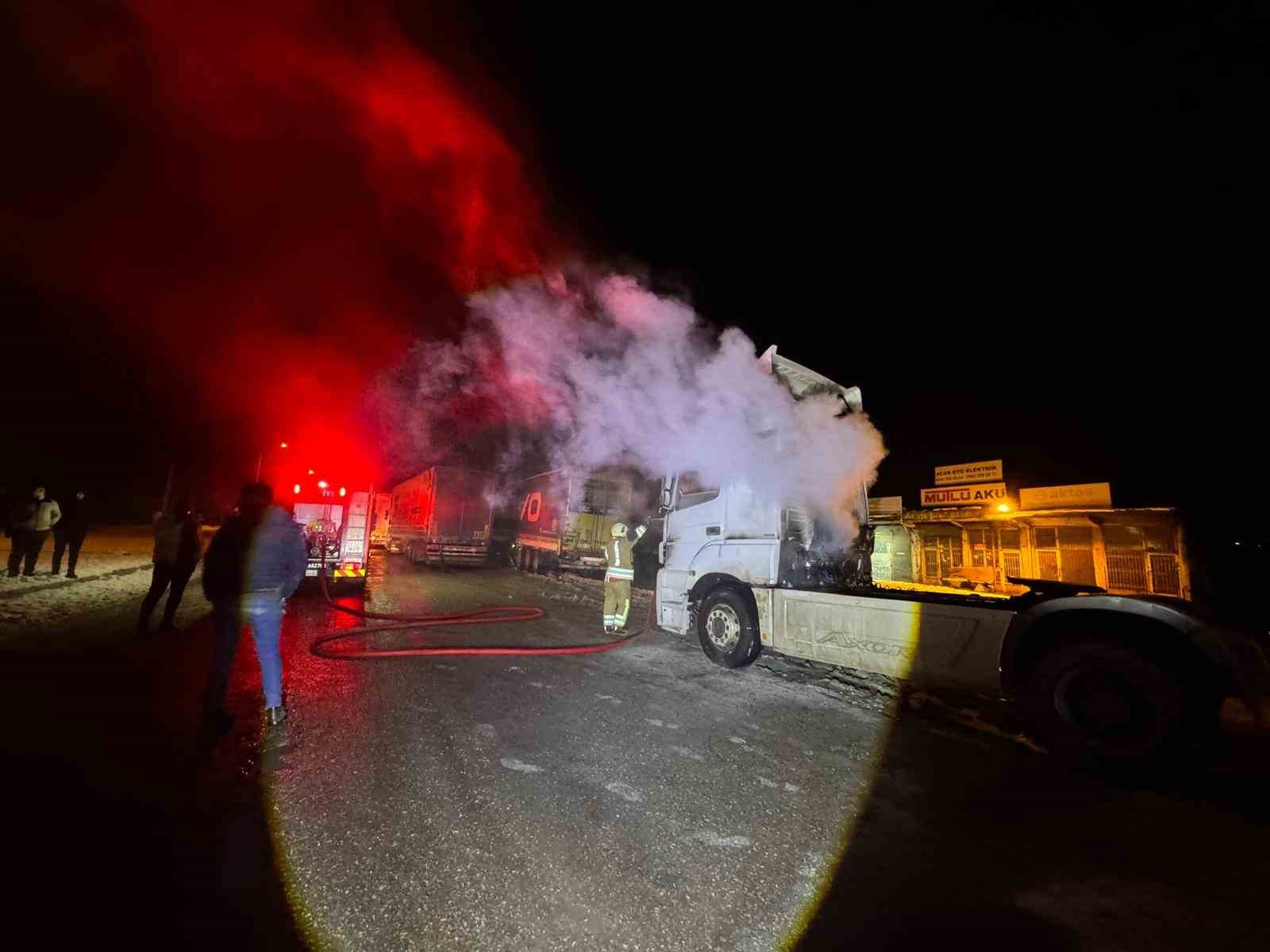 Cizre’de seyir halindeki Tır alevlere teslim oldu

