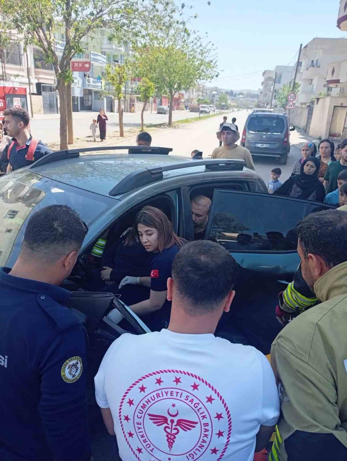 Cizre’deki kazada araçta sıkışan sürücüyü itfaiye kurtardı
