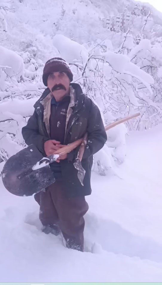 Çobanın yardım çağrısına valilik anında karşılık verdi: Karlı yollar aşılarak hayvanlara yem ulaştırıldı
Çobanın yardım çağrısına valilik anında karşılık verdi: Karlı yollar aşılarak hayvanlara yem ulaştırıldı