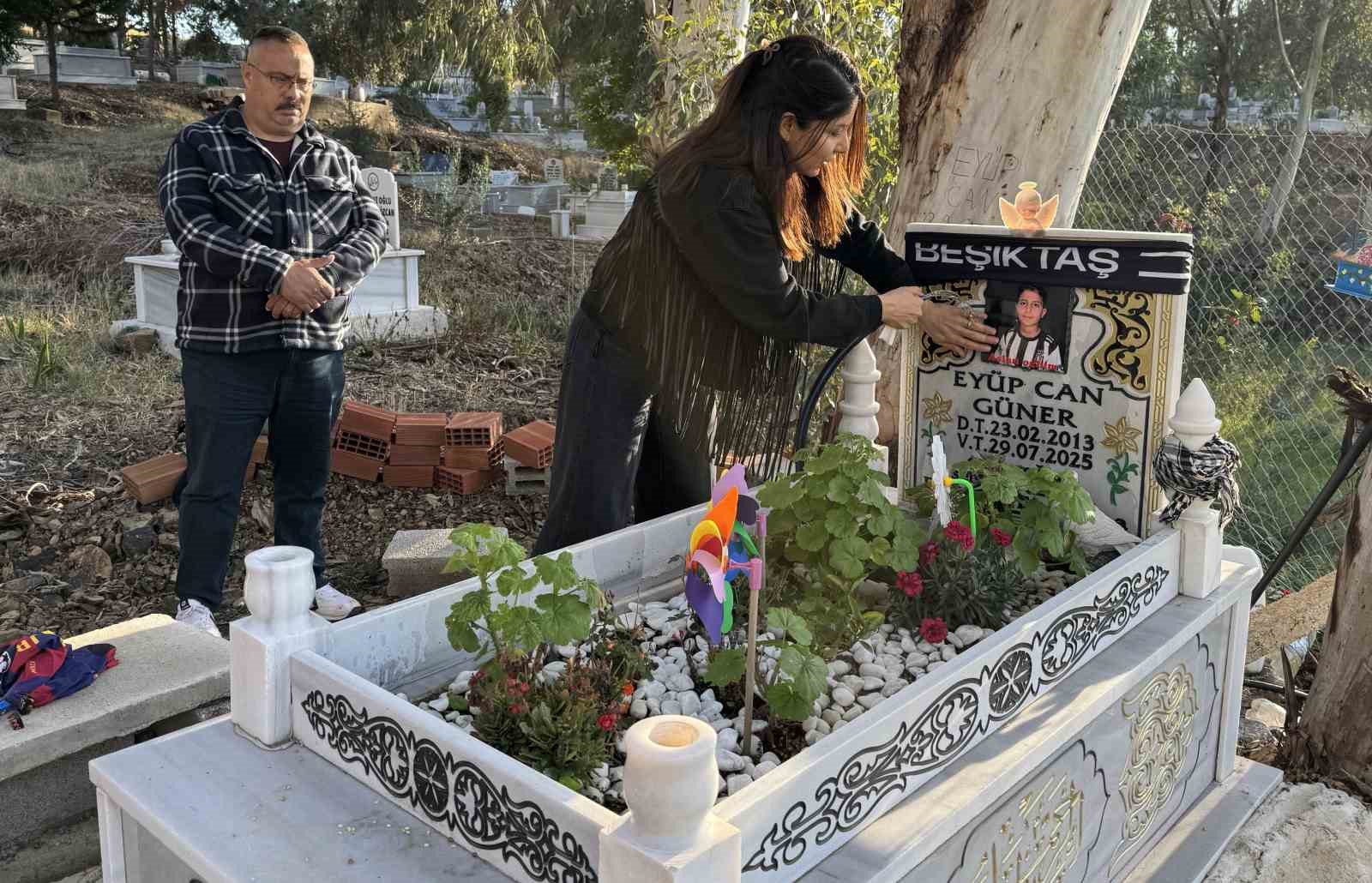 Çocuğu ölü bulunan anne, şüphelinin cinayetten yargılanmasını istedi
Çocuğu ölü bulunan anne, şüphelinin cinayetten yargılanmasını istedi