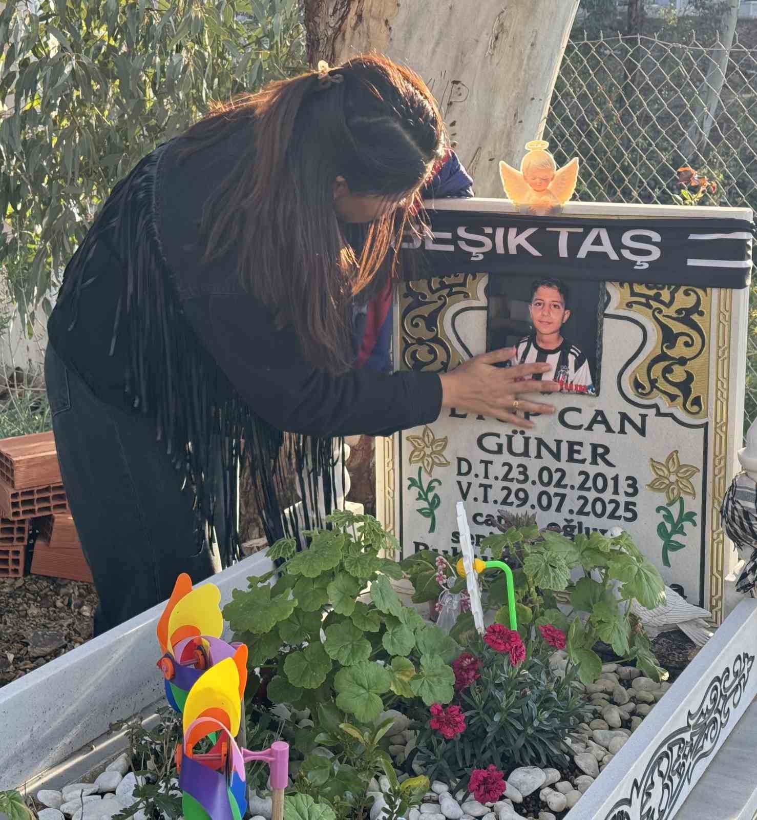 Çocuğu ölü bulunan anne, şüphelinin cinayetten yargılanmasını istedi
Çocuğu ölü bulunan anne, şüphelinin cinayetten yargılanmasını istedi