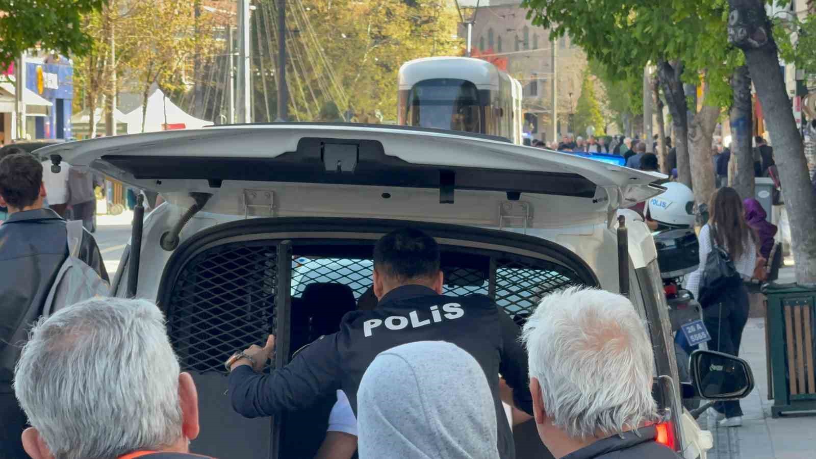 Çocuğun attığı yumrukla yaşlı adam kanlar içinde yere yığıldı
