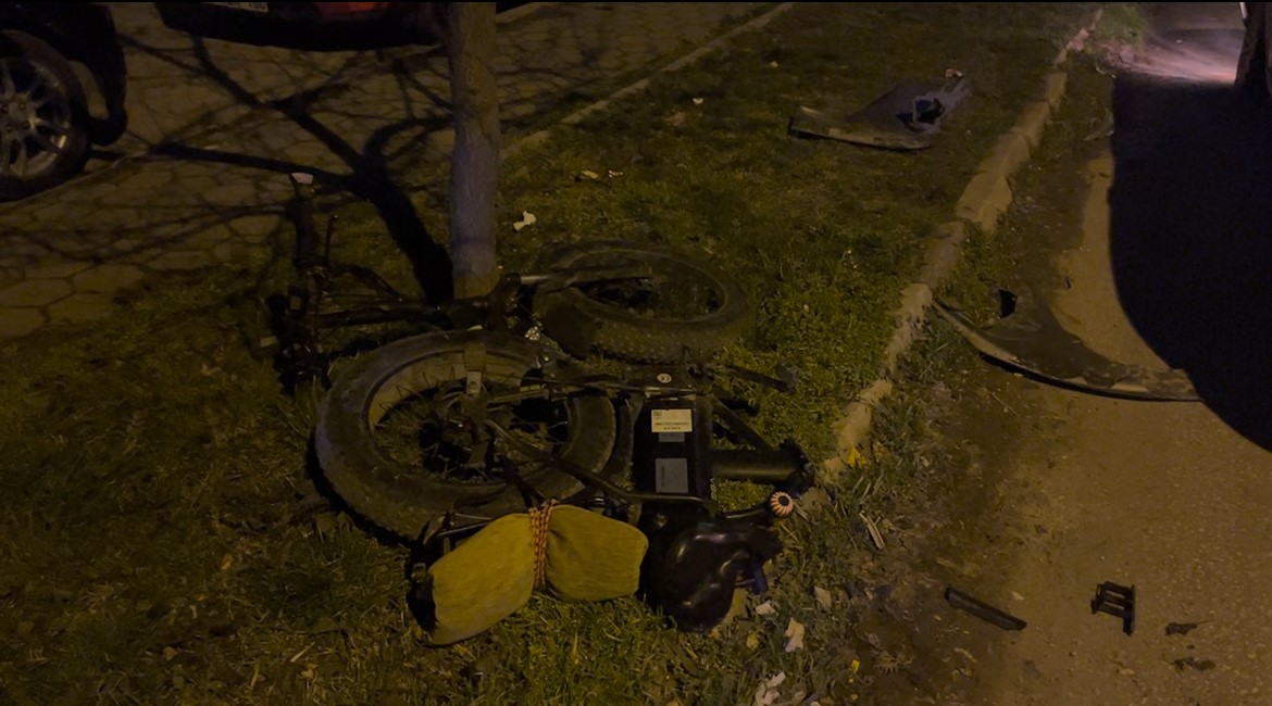 Çocuğun kullandığı otomobil bisiklete çarptı: 2 çocuk yaralandı
