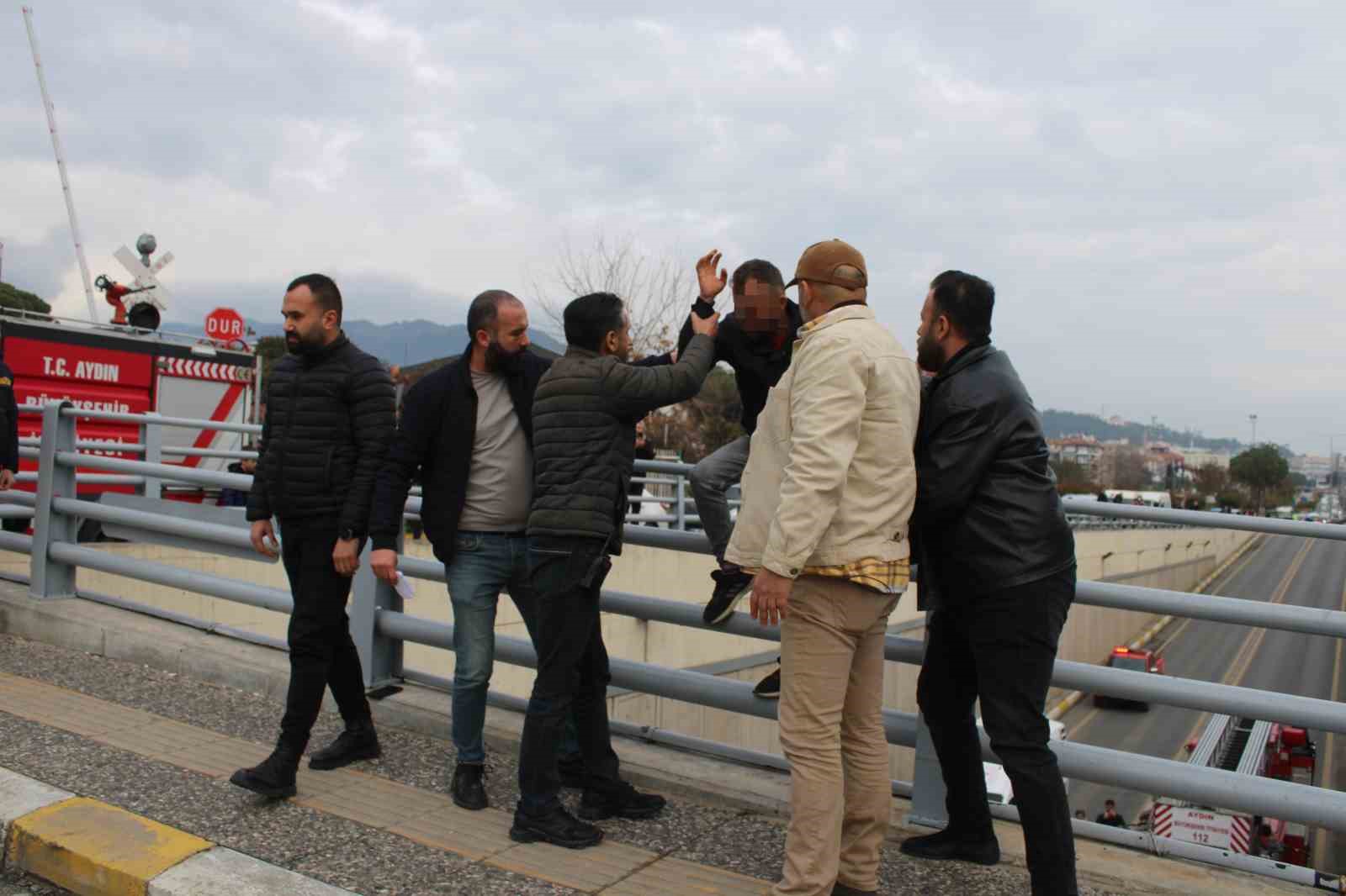 Çocuğunu görmek için alt geçidin üstüne çıkan şahıs ikna edildi
