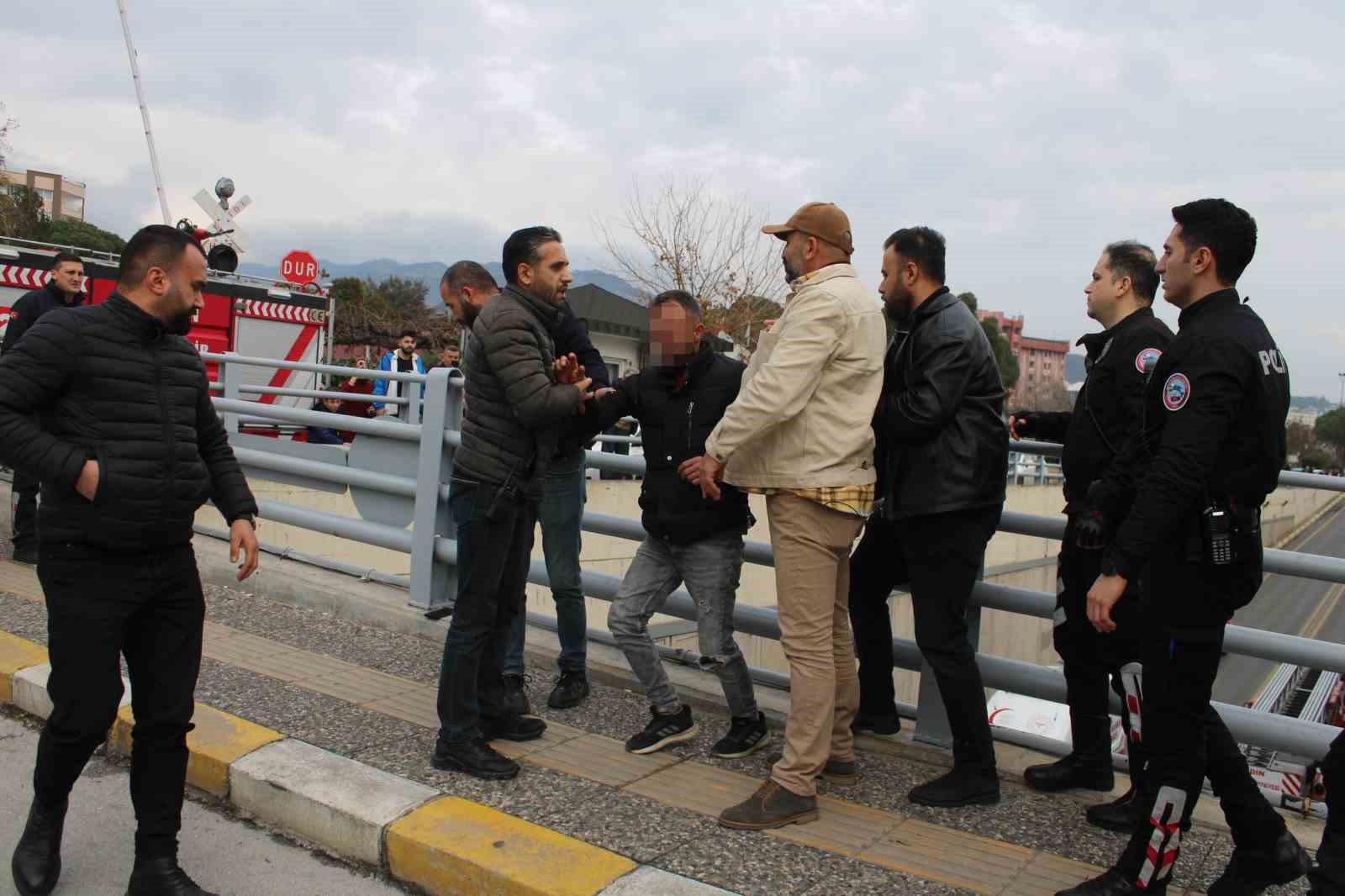 Çocuğunu görmek için alt geçidin üstüne çıkan şahıs ikna edildi
