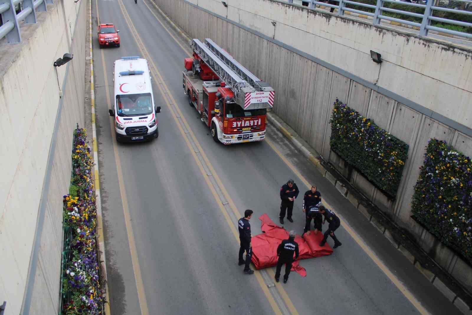 Çocuğunu görmek için alt geçidin üstüne çıkan şahıs ikna edildi
