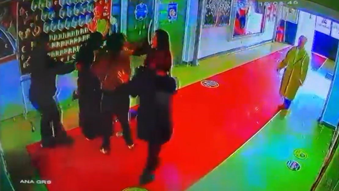 Çocuğunu müdüre şikayet eden veliye böyle saldırdı
