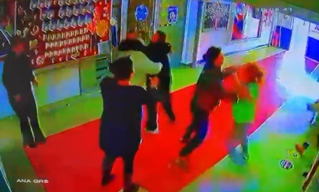 Çocuğunu müdüre şikayet eden veliye böyle saldırdı
