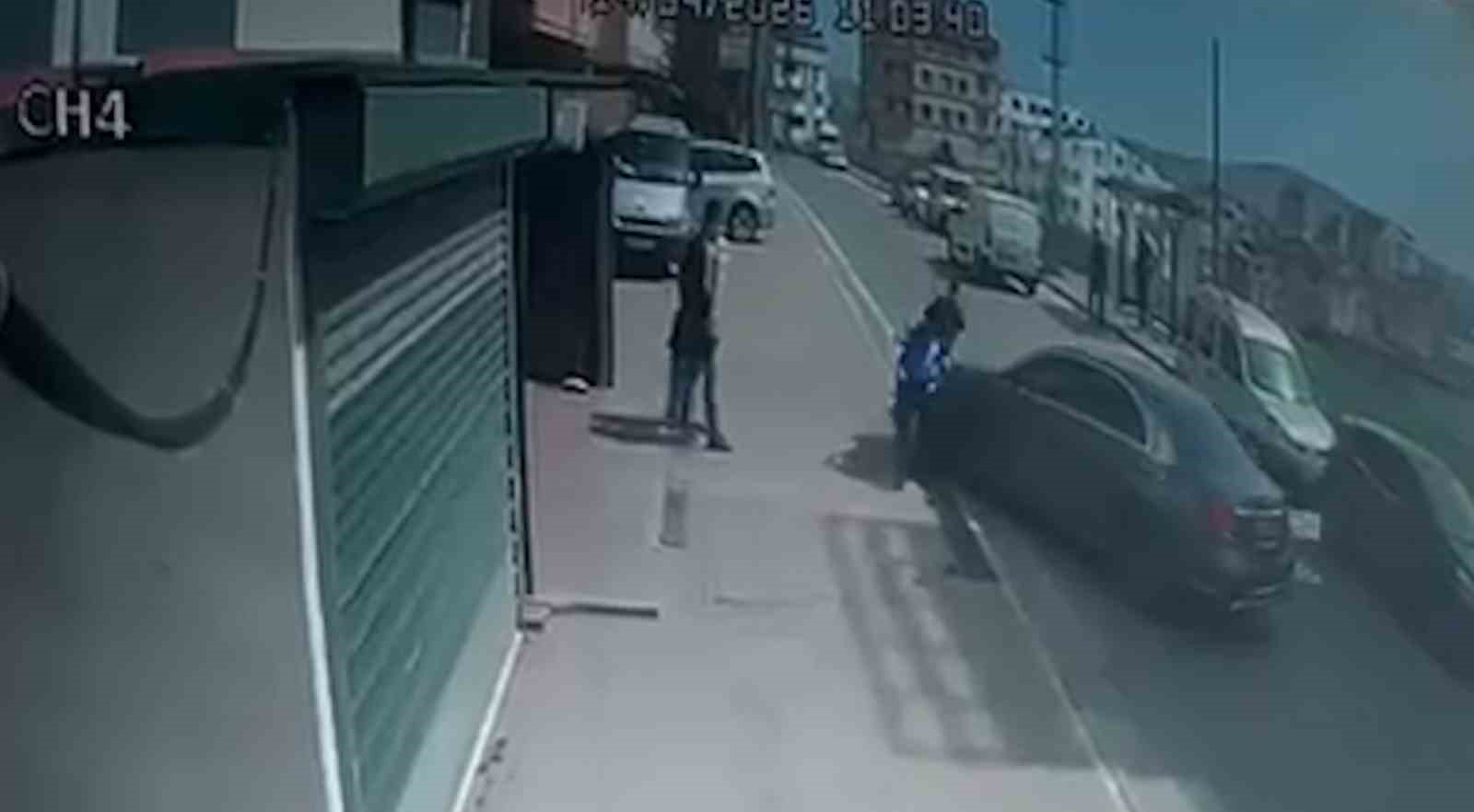 Çocuğunu tehdit ettiğini iddia ettiği motosikletliye otomobiliyle böyle çarptı
