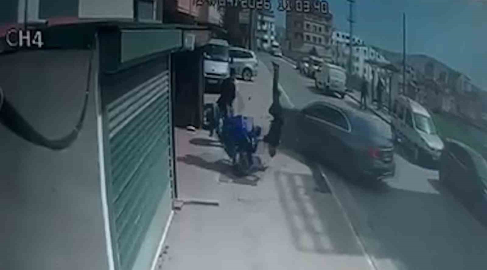 Çocuğunu tehdit ettiğini iddia ettiği motosikletliye otomobiliyle böyle çarptı
