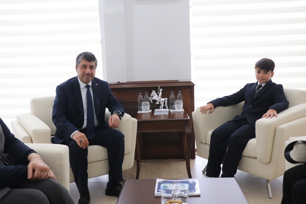 Çocuk başkanın ilk talebi, ‘Daha çok kütüphane yapılsın’ oldu
