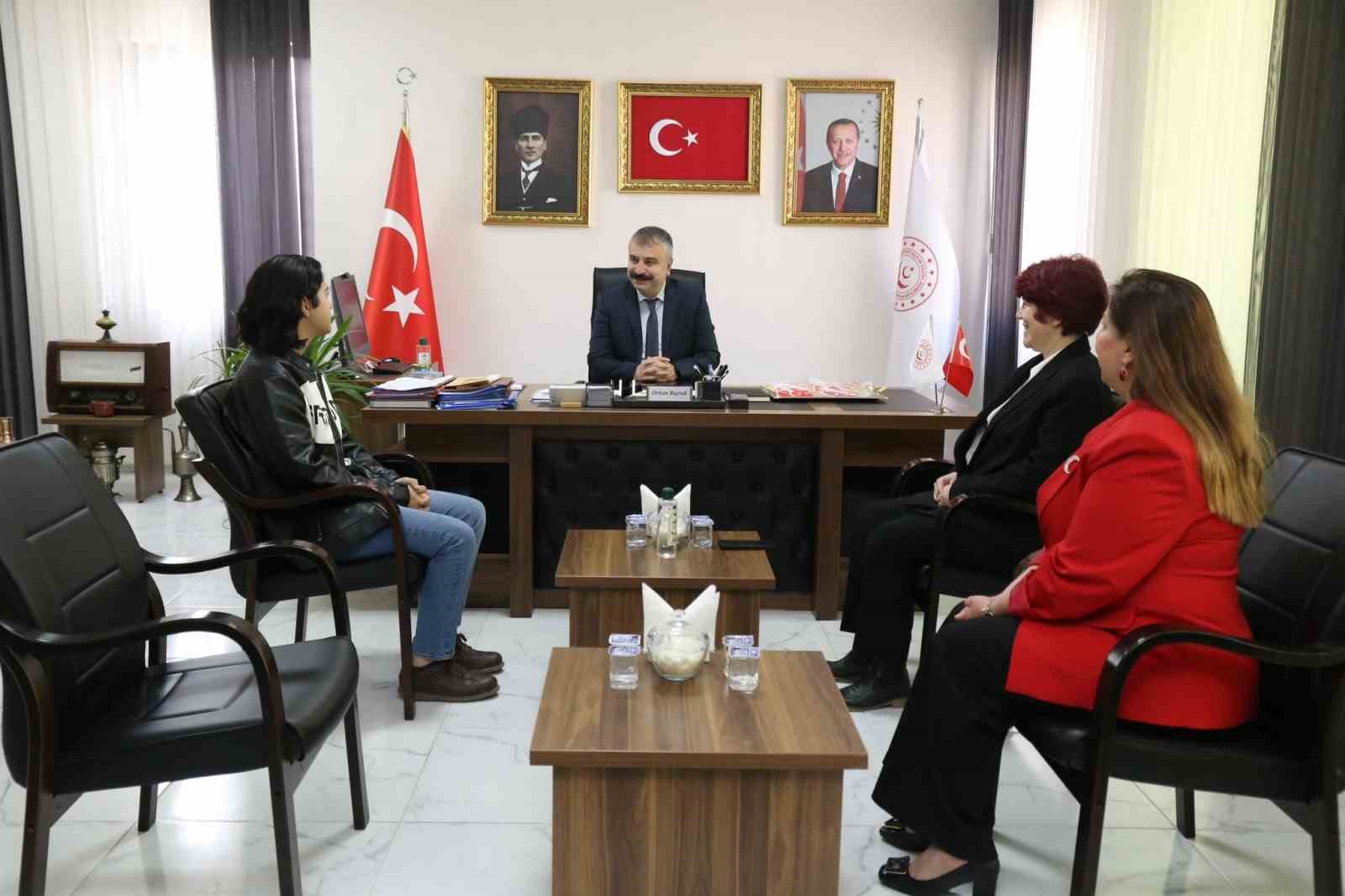 Çocuk evlerinde kalan minik ellerden anlamlı 18 Mart hediyesi
