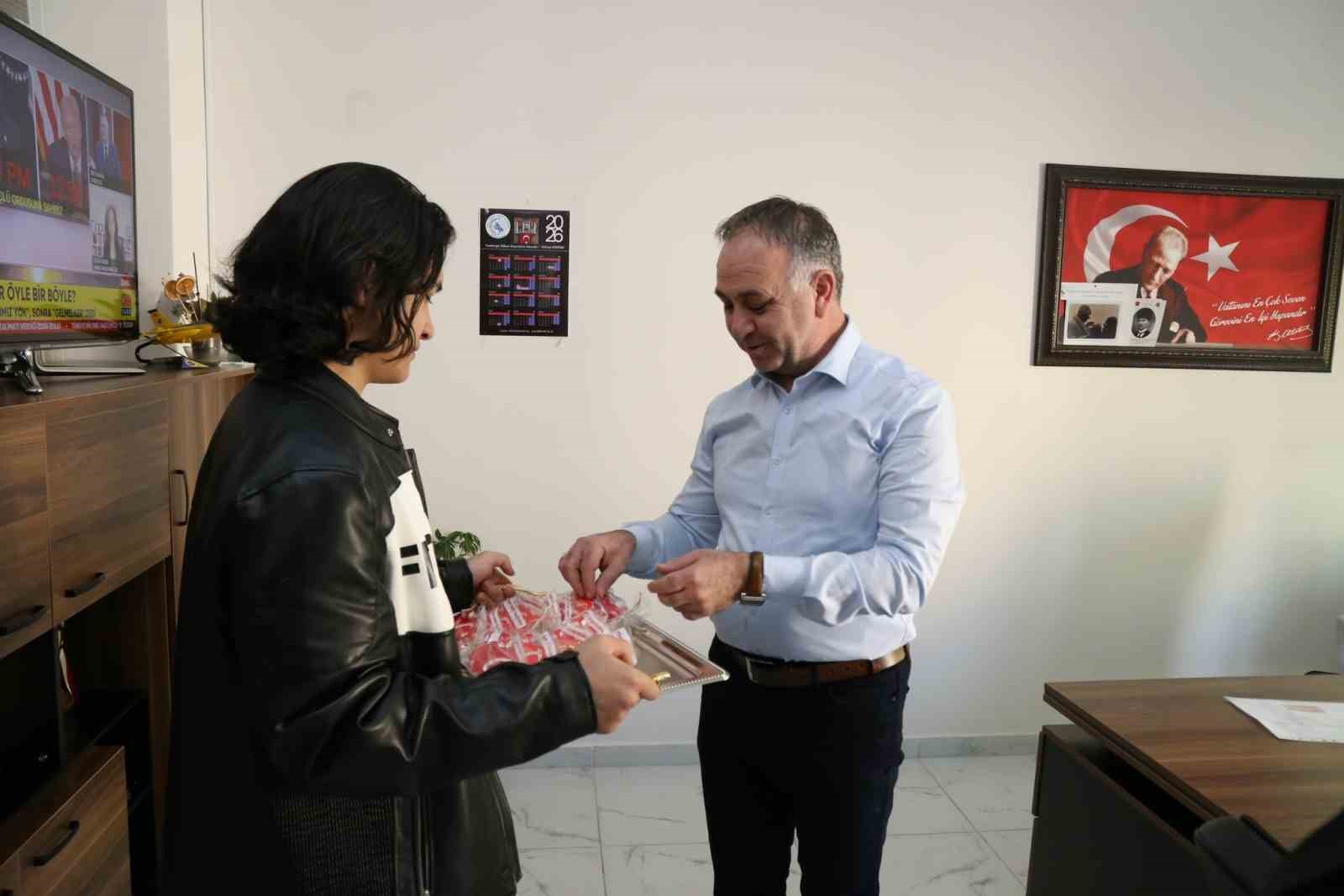 Çocuk evlerinde kalan minik ellerden anlamlı 18 Mart hediyesi
