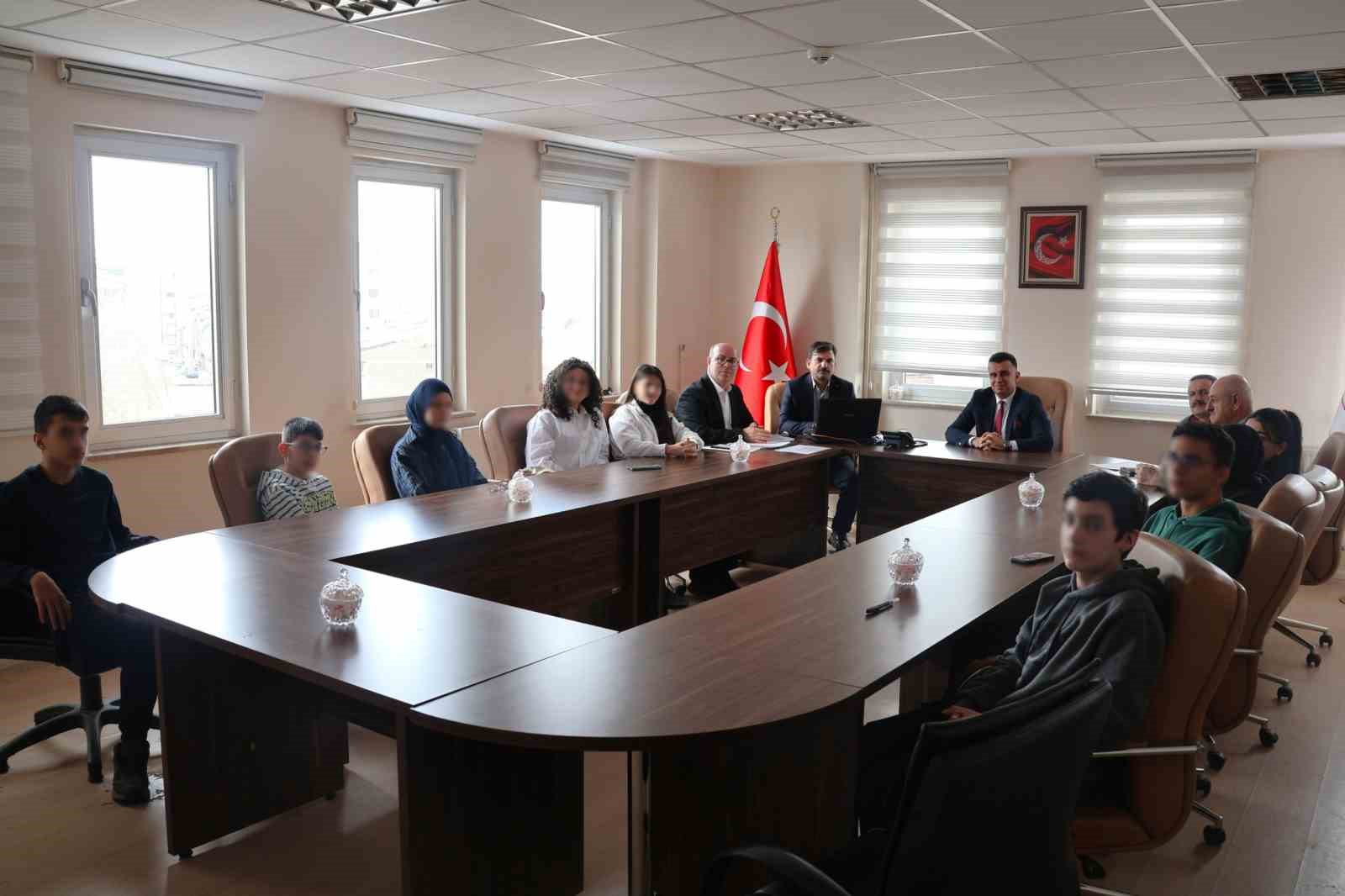 Çocuk hakları komitesi üyelerine dijital okuryazarlık ve akran zorbalığı ile mücadele eğitimi
