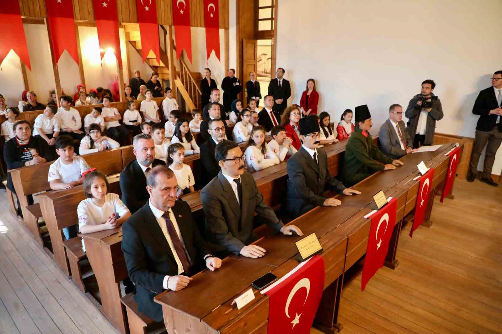 Çocuk meclisinden tarihi atmosferde 23 Nisan özel oturumu
