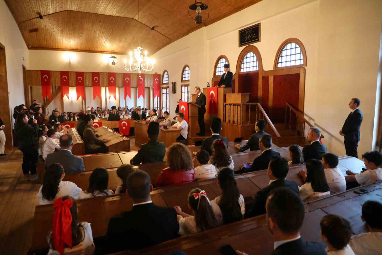 Çocuk meclisinden tarihi atmosferde 23 Nisan özel oturumu
