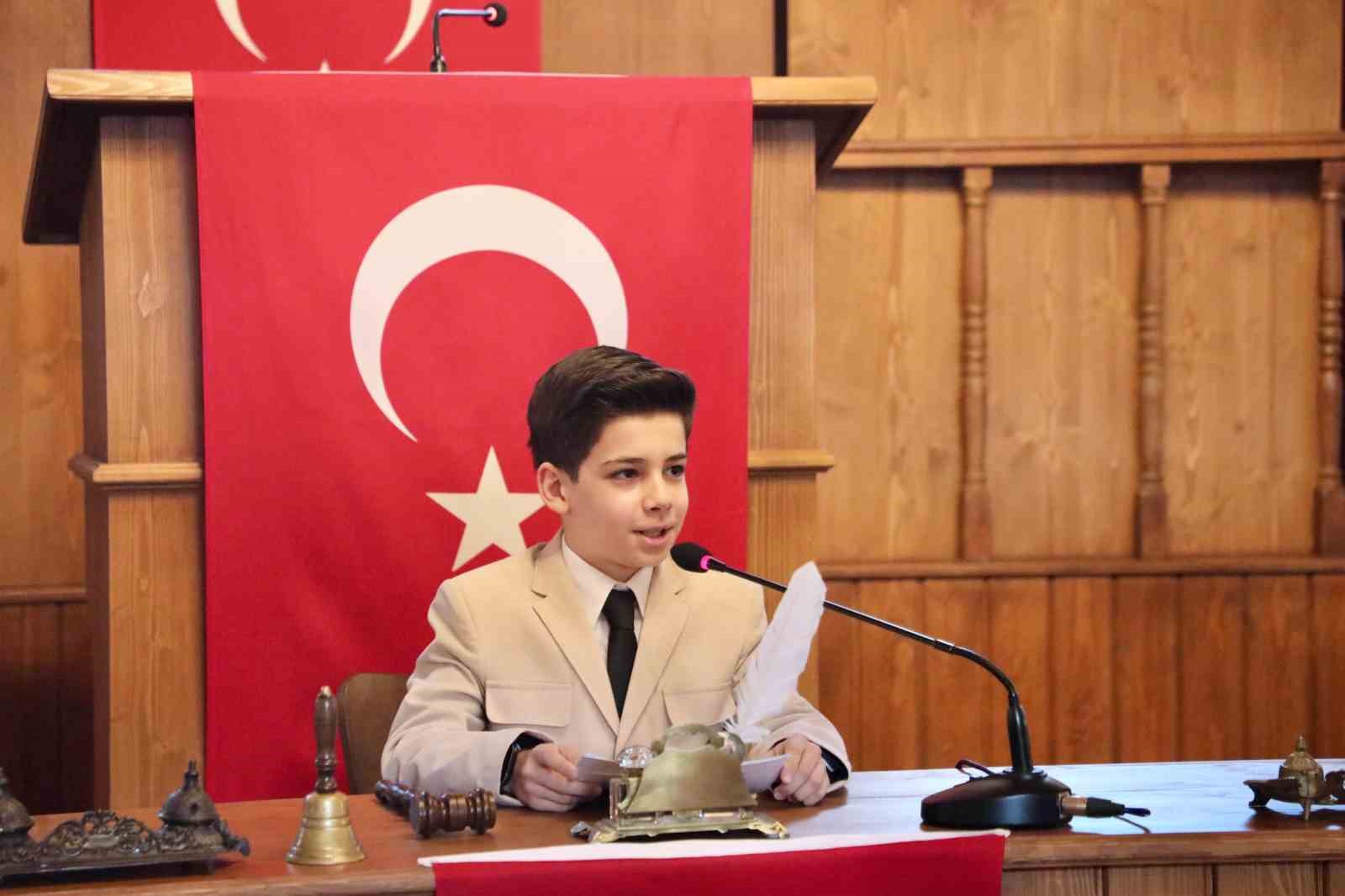 Çocuk meclisinden tarihi atmosferde 23 Nisan özel oturumu
