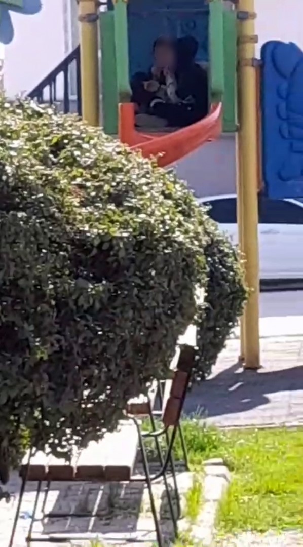 Çocuk parkı içinde sigara içen çocuklar kamerada
Çocuk parkı içinde sigara içen çocuklar kamerada