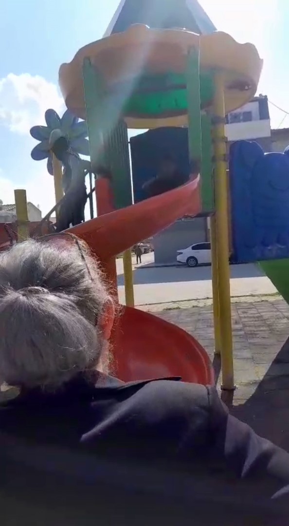 Çocuk parkı içinde sigara içen çocuklar kamerada
Çocuk parkı içinde sigara içen çocuklar kamerada