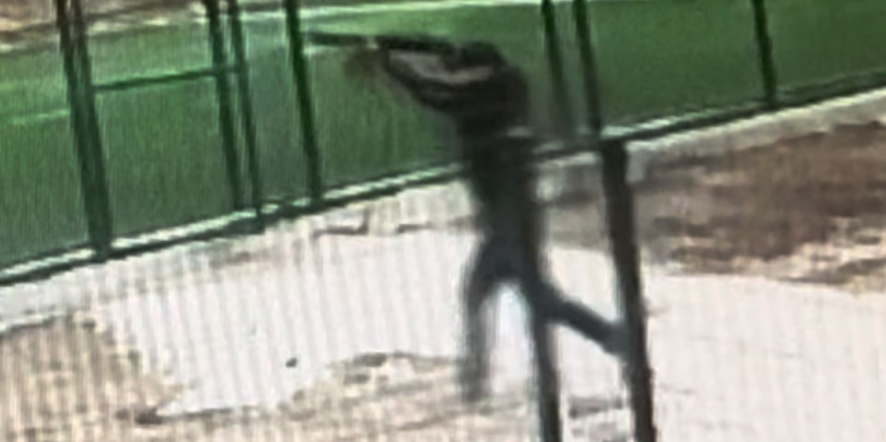 Çocuk parkında silahlı dehşet: Ateş açarak koştu
