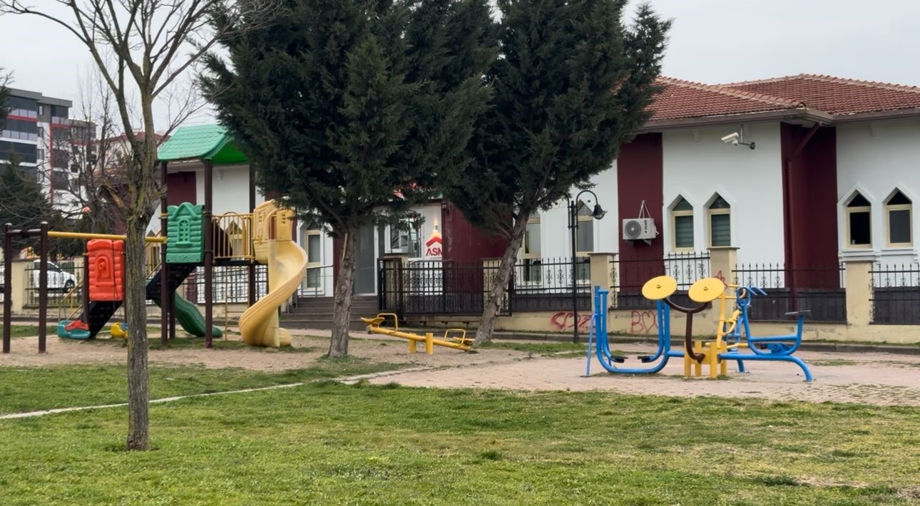 Çocuk parkında silahlı dehşet: Ateş açarak koştu
