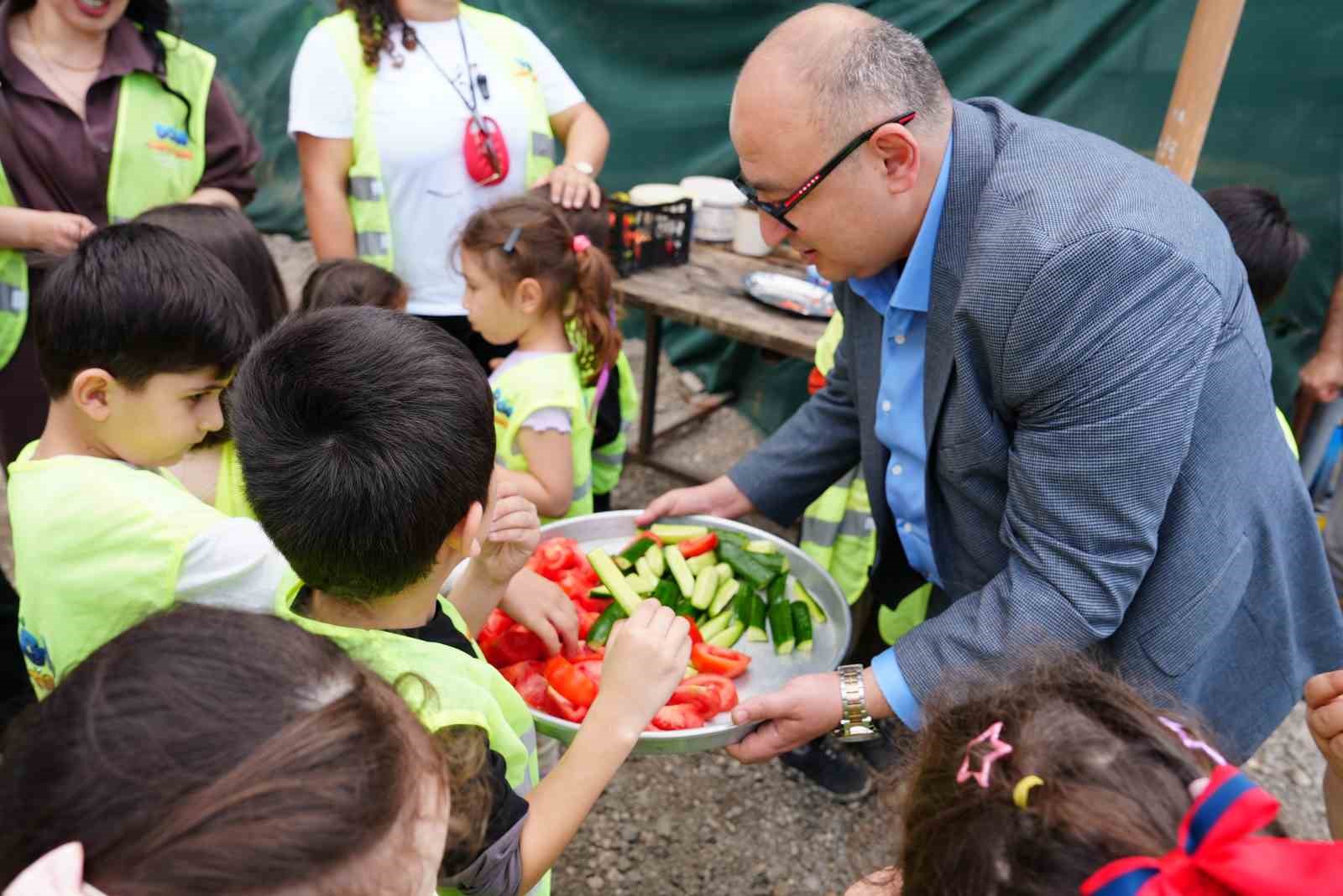 Çocuk serasında minikler yetiştirdikleri sebzeleri hasat etti
