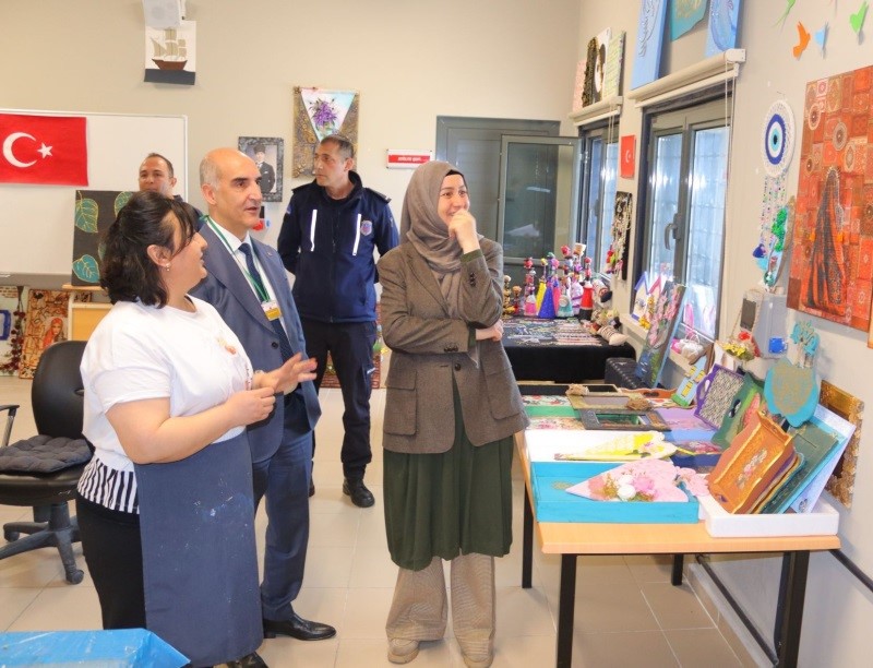 Çocuk ve genç mahkumlara hat sanatı süsleme çalışmaları tanıtıldı
