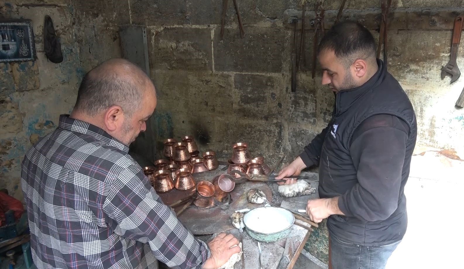 Çocuk yaşta başladığı kalaycılığı 50 yıldır sürdürüyor
Çocuk yaşta başladığı kalaycılığı 50 yıldır sürdürüyor