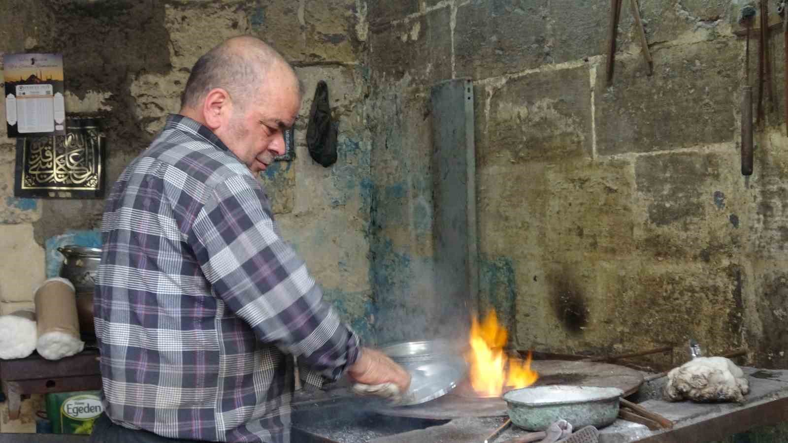 Çocuk yaşta başladığı kalaycılığı 50 yıldır sürdürüyor
Çocuk yaşta başladığı kalaycılığı 50 yıldır sürdürüyor