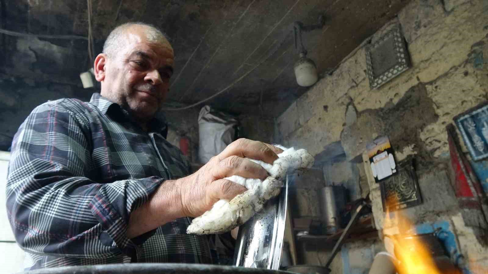 Çocuk yaşta başladığı kalaycılığı 50 yıldır sürdürüyor
Çocuk yaşta başladığı kalaycılığı 50 yıldır sürdürüyor