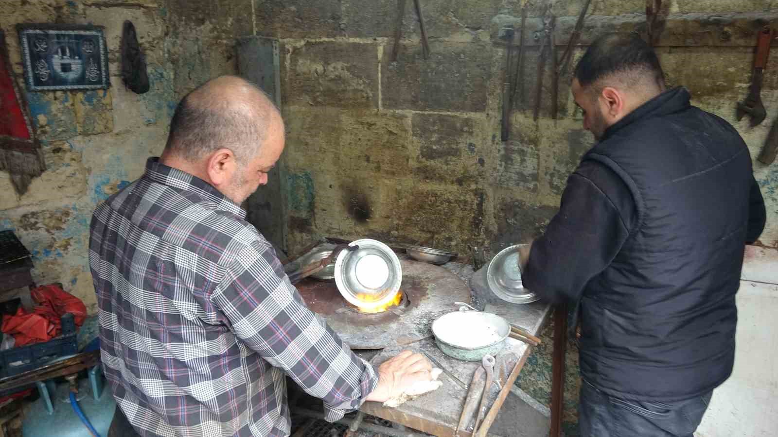 Çocuk yaşta başladığı kalaycılığı 50 yıldır sürdürüyor
Çocuk yaşta başladığı kalaycılığı 50 yıldır sürdürüyor