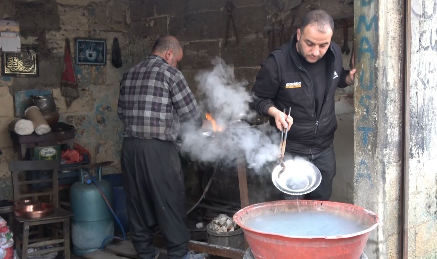 Çocuk yaşta başladığı kalaycılığı 50 yıldır sürdürüyor
Çocuk yaşta başladığı kalaycılığı 50 yıldır sürdürüyor
