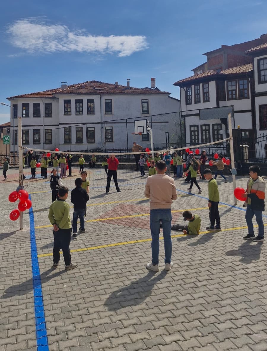 Çocuklar 23 Nisan’ı geleneksel oyunlarla kutladı
