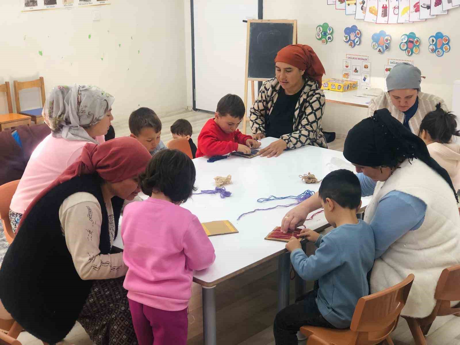 Çocuklar anneleriyle birlikte geleneksel kilim dokumayı öğrendi

