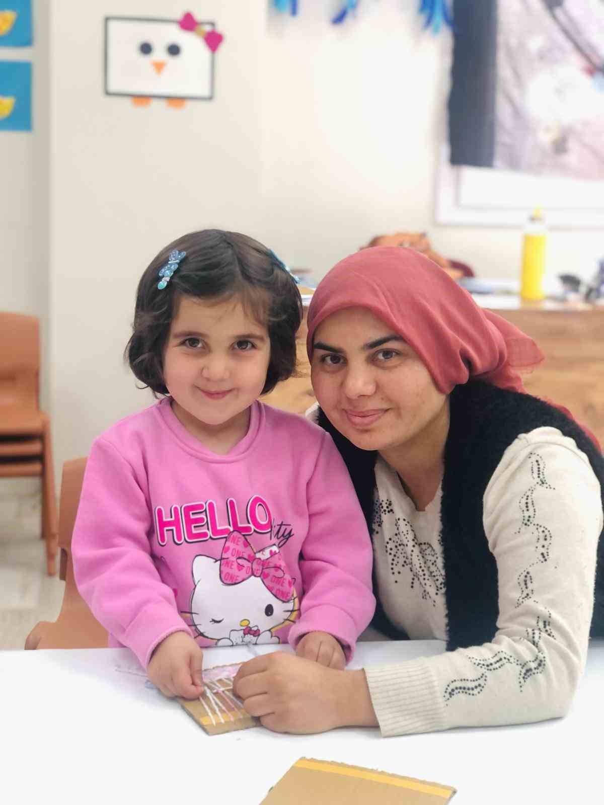 Çocuklar anneleriyle birlikte geleneksel kilim dokumayı öğrendi
