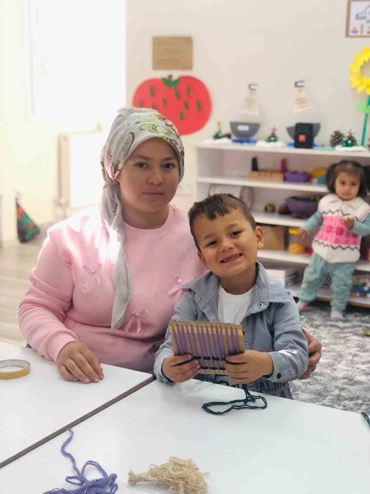 Çocuklar anneleriyle birlikte geleneksel kilim dokumayı öğrendi
