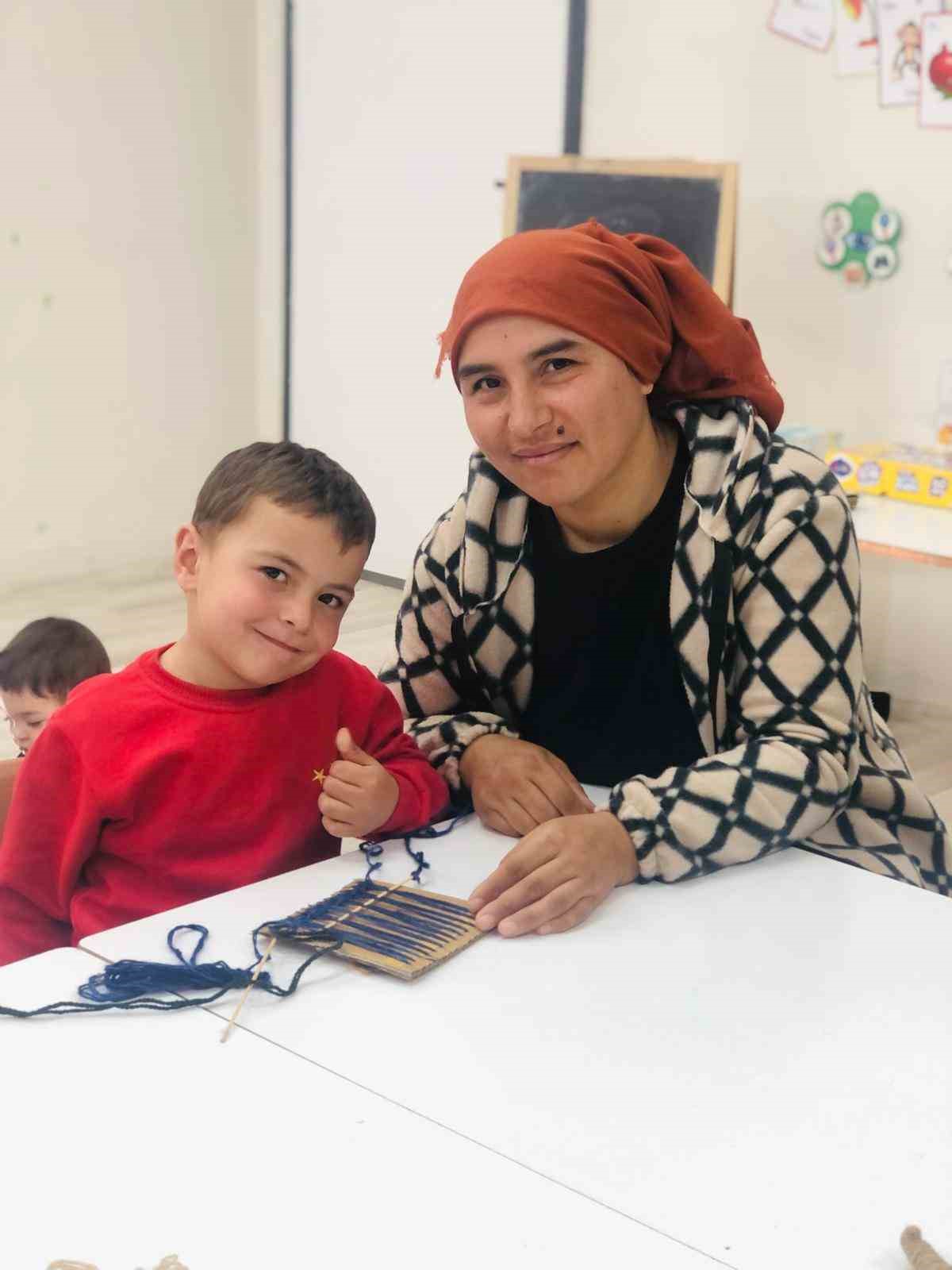 Çocuklar anneleriyle birlikte geleneksel kilim dokumayı öğrendi
