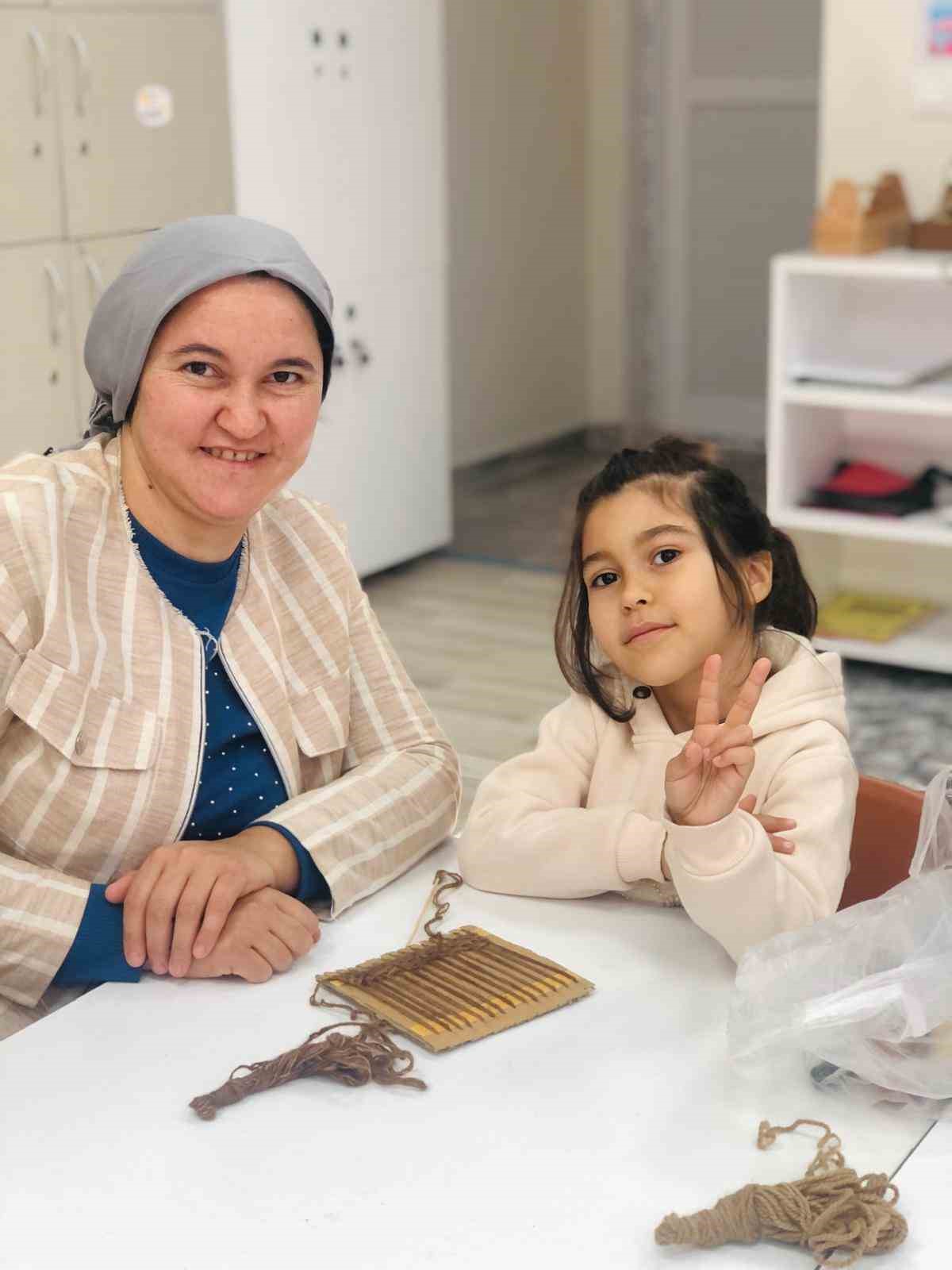Çocuklar anneleriyle birlikte geleneksel kilim dokumayı öğrendi
