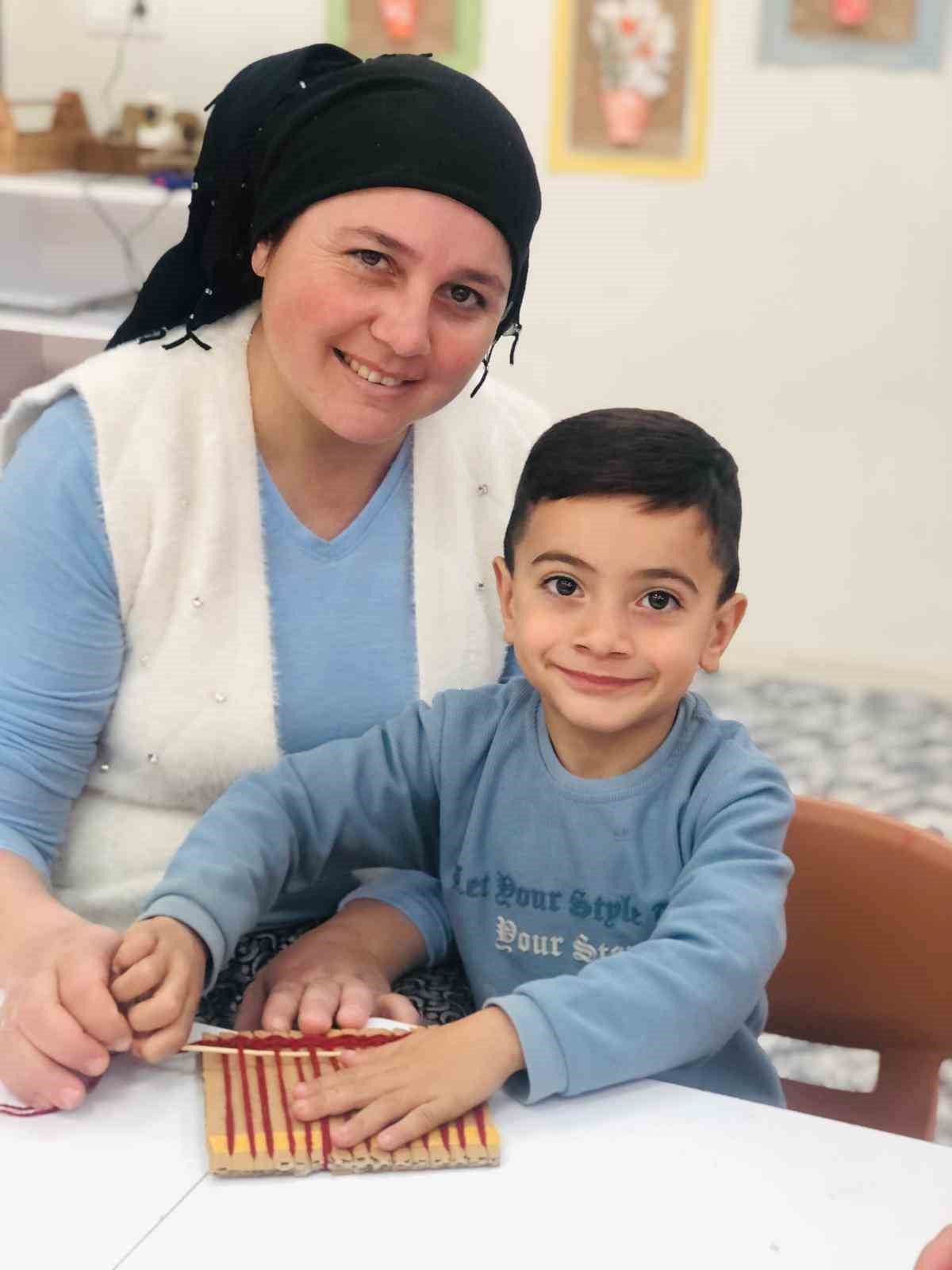 Çocuklar anneleriyle birlikte geleneksel kilim dokumayı öğrendi
