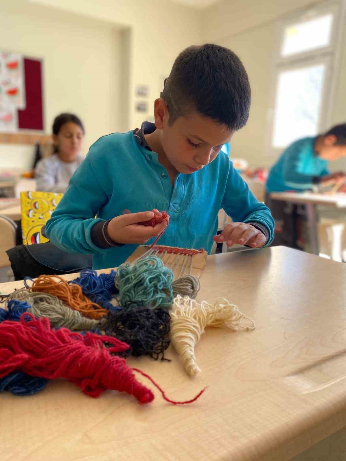 Çocuklar anneleriyle birlikte geleneksel kilim dokumayı öğrendi
