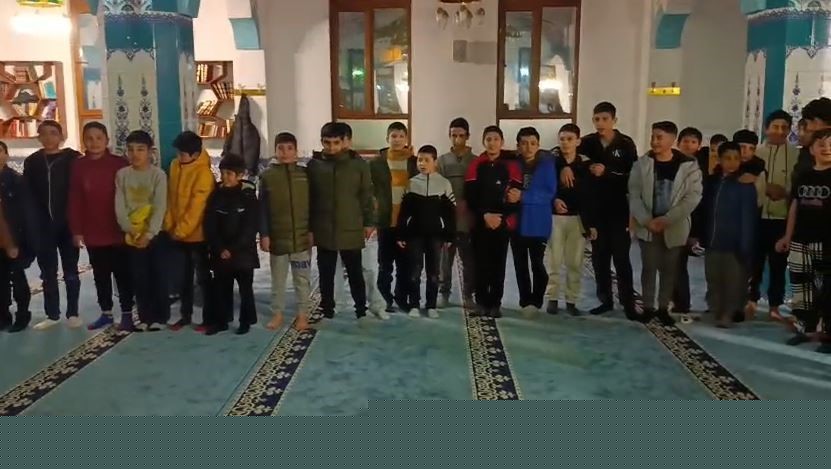 Çocuklar camide "Kabe’de hacılar hu der Allah" ilahisini seslendirdi
