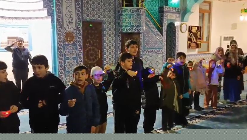 Çocuklar camide "Kabe’de hacılar hu der Allah" ilahisini seslendirdi
