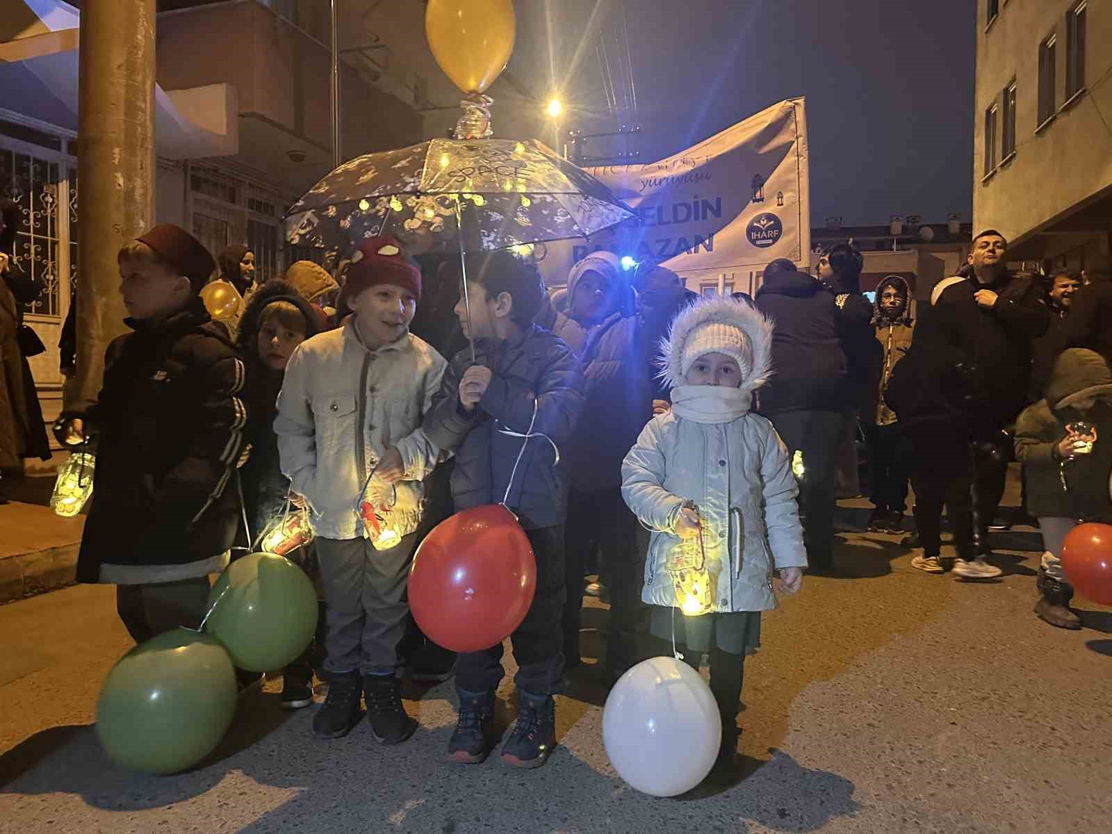 Çocuklar ellerinde fenerle ilk teravih namazı heyecanına ortak oldu
