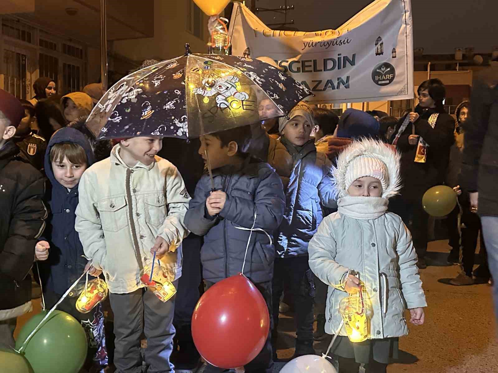 Çocuklar ellerinde fenerle ilk teravih namazı heyecanına ortak oldu
