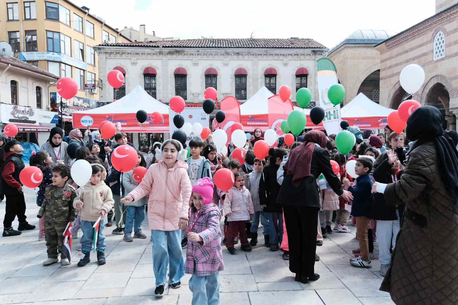 Çocuklar Filistin için yazdıkları mektupları balonlarla gökyüzüne bıraktı
Çocuklar Filistin için yazdıkları mektupları balonlarla gökyüzüne bıraktı