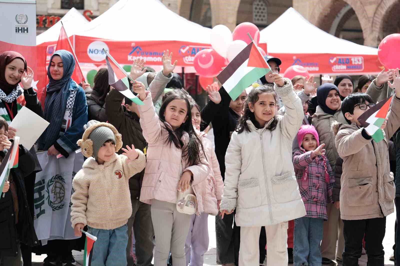 Çocuklar Filistin için yazdıkları mektupları balonlarla gökyüzüne bıraktı
Çocuklar Filistin için yazdıkları mektupları balonlarla gökyüzüne bıraktı